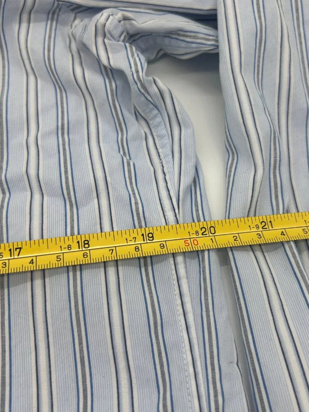 Banana Republic Men's Classic Fit 100% Cotton‎ Button Front shirt - Size M